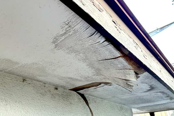 劣化で剥がれた軒